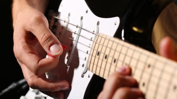 guy+playing+guitar+1